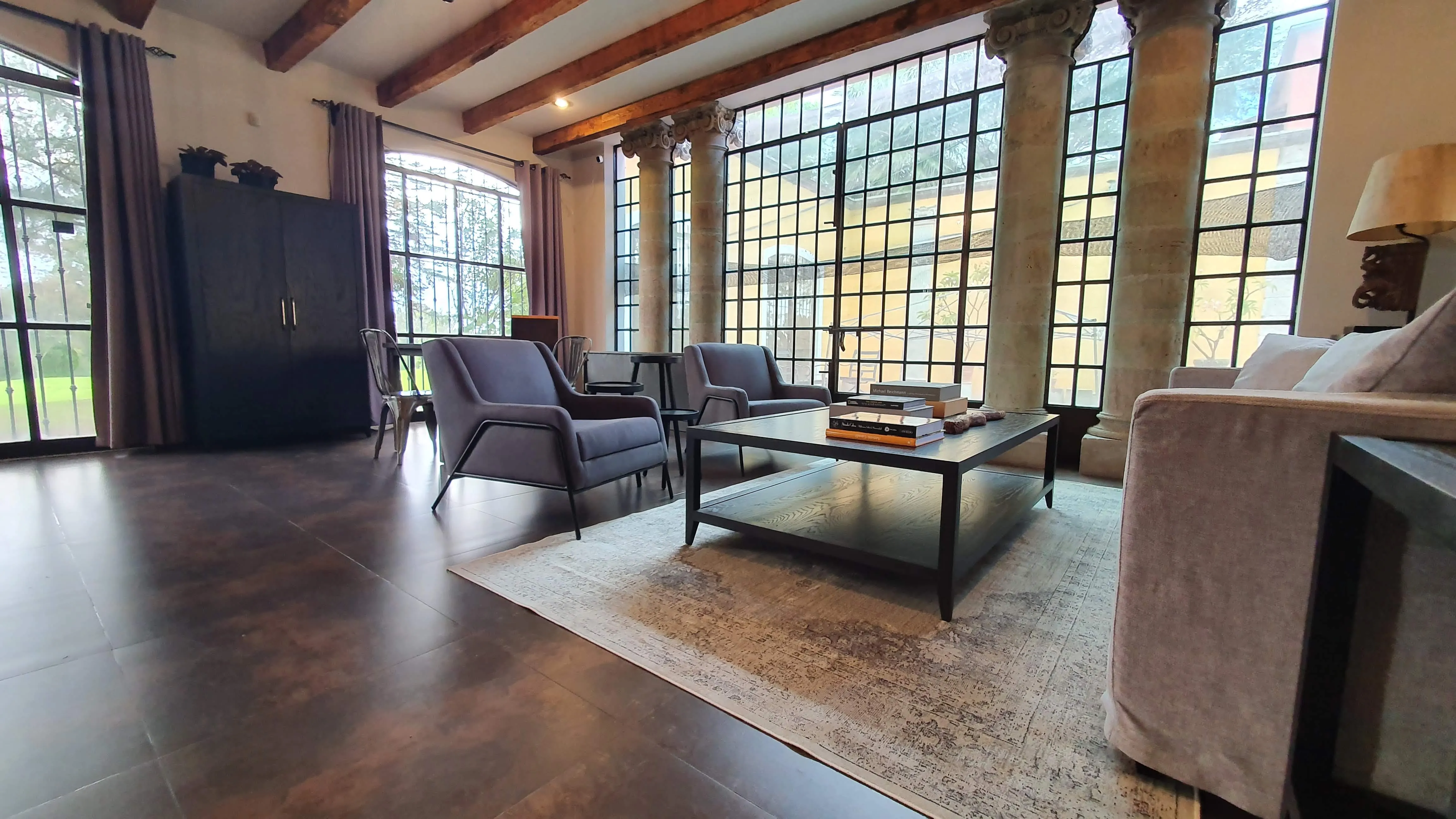 Sala elegante con ventanal